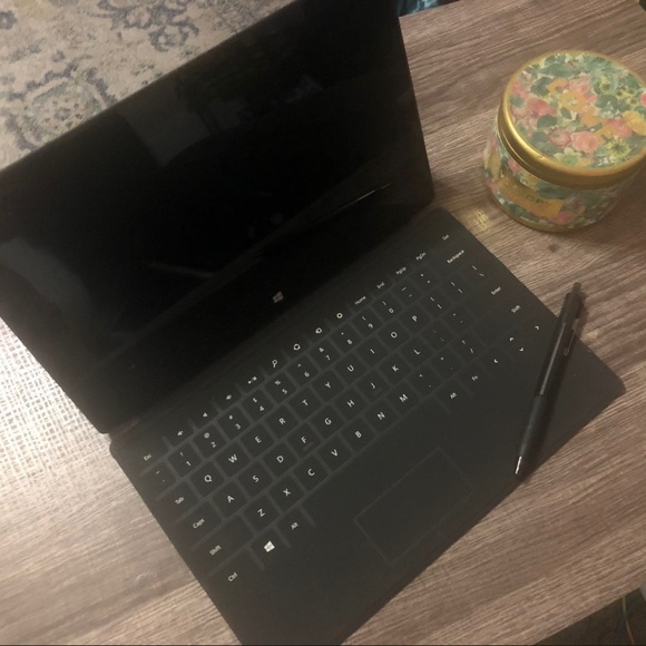 Microsoft Surface RT (32GB) - Picture 1 of 8